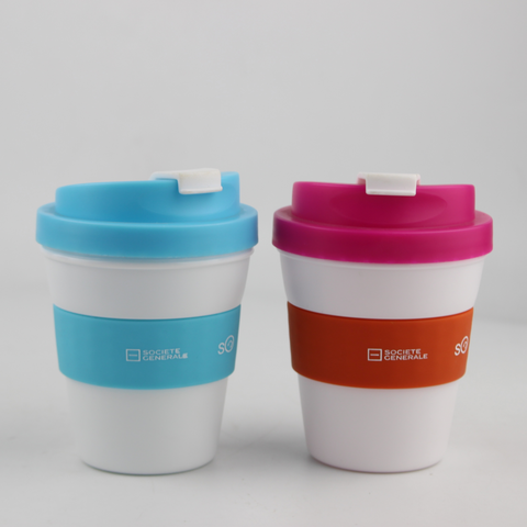 Taza de café reutilizable de plástico PP promocional con banda y tapa de silicona