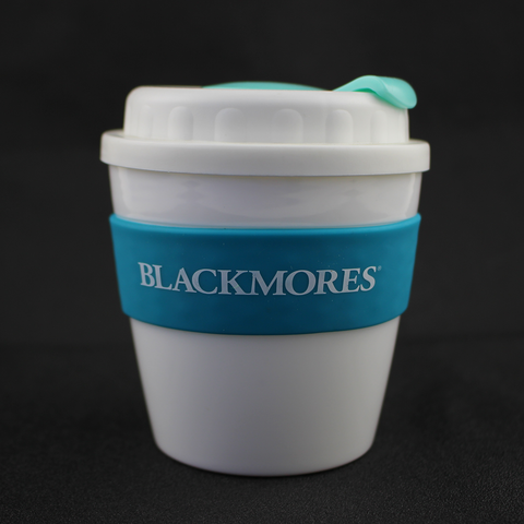 Taza de café reutilizable de plástico PP promocional con banda y tapa de silicona