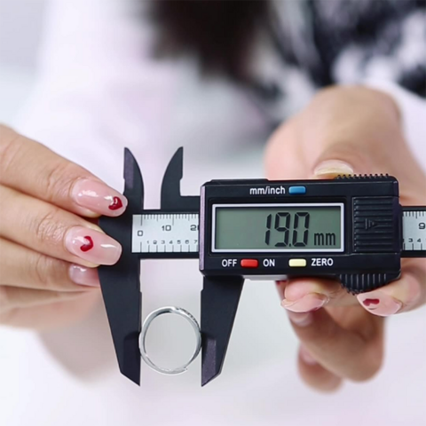 Calibrador Vernier Digital Electrónico de Plástico de Alta Resistencia 0-150mm para Medición de Diámetro Interior y Exterior
