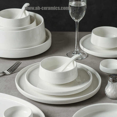 Plato de cerámica nórdica para cena y postre, creativo y elegante, blanco puro, juego de platos para sopa y fideos para reuniones familiares en el hogar.