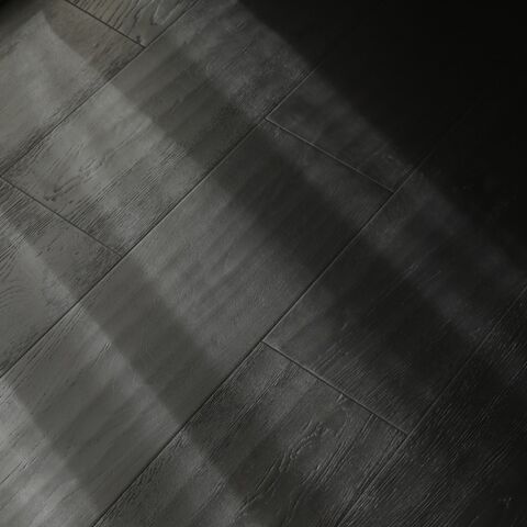 Parquet contrecollé en chêne européen, couleur foncée antique personnalisée, pour sublimer votre intérieur.