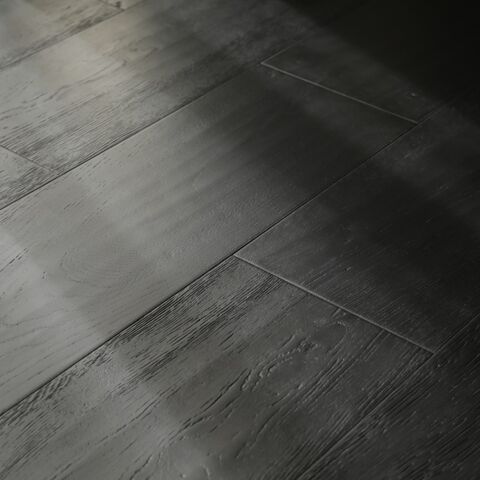 Parquet contrecollé en chêne européen, couleur foncée antique personnalisée, pour sublimer votre intérieur.