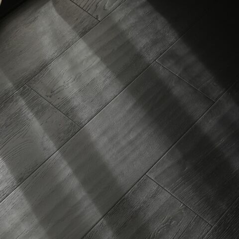 Parquet contrecollé en chêne européen, couleur foncée antique personnalisée, pour sublimer votre intérieur.