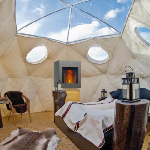 Tienda de cúpula geodésica de lujo para glamping al aire libre en invierno con aislamiento y chimenea