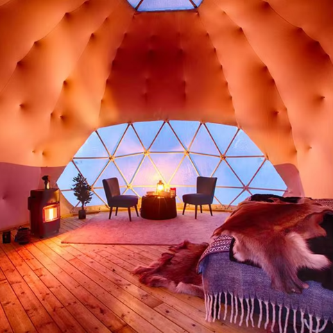 Tienda de cúpula geodésica de lujo para glamping al aire libre en invierno con aislamiento y chimenea