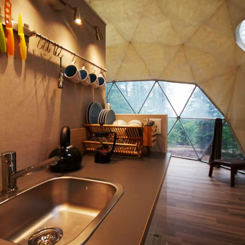Tienda de cúpula geodésica de lujo para glamping al aire libre en invierno con aislamiento y chimenea