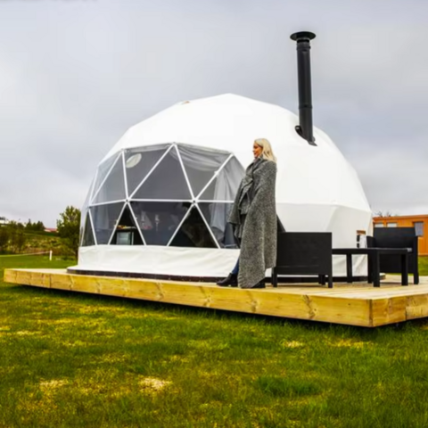 Tienda de cúpula geodésica de lujo para glamping al aire libre en invierno con aislamiento y chimenea