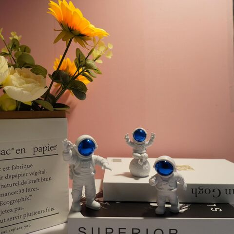 Set de 4 estatuas de astronautas blanco y azul, figuras de esculturas de astronautas, decoración temática del espacio exterior para habitación de niños, adorno para tarta