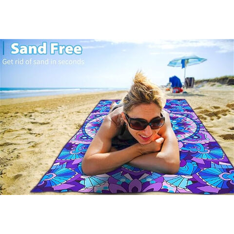 Kompaktes grünes Polyester-Strandtuch-Geschenkset mit Tragetasche für Fitnessstudio und Camping, Polyester-Strand-Reiseset, Strandtuch.