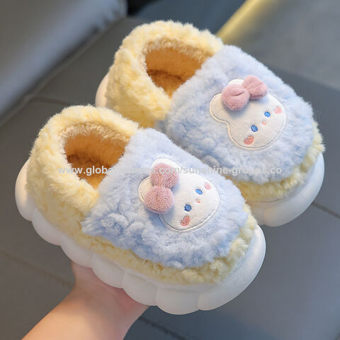 Sandal katun musim dingin anak-anak untuk anak laki-laki dan perempuan hangat dan anti selip mewah tumit orang tua-anak sandal katun berbulu bayi.