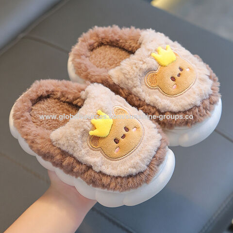 Sandal katun musim dingin anak-anak untuk anak laki-laki dan perempuan hangat dan anti selip mewah tumit orang tua-anak sandal katun berbulu bayi.
