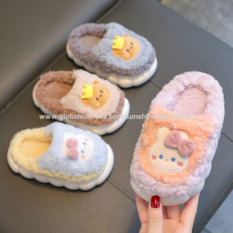 Sandal katun musim dingin anak-anak untuk anak laki-laki dan perempuan hangat dan anti selip mewah tumit orang tua-anak sandal katun berbulu bayi.