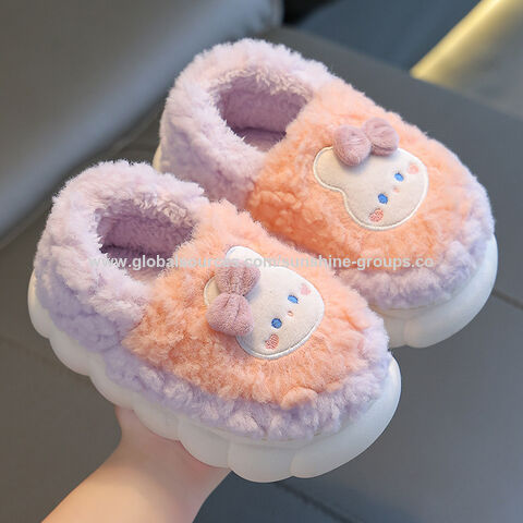 Sandal katun musim dingin anak-anak untuk anak laki-laki dan perempuan hangat dan anti selip mewah tumit orang tua-anak sandal katun berbulu bayi.