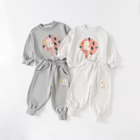 Conjunto de ropa para niños de alta calidad, 2 piezas, 82% algodón, 18% poliéster, diseño de dibujos animados, color gris, sudadera con capucha y pantalones para niño.