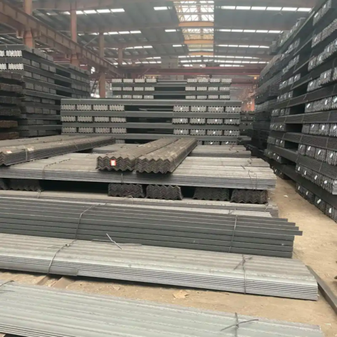 Barra de ángulo de acero dulce Q235B de bajo precio y entrega rápida, sección de ángulo de acero de 25*4mm para construcción
