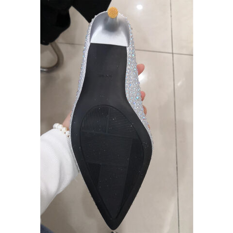 Zapatos de tacón alto fino con boca poco profunda y punta puntiaguda, adornados con pedrería de alta calidad