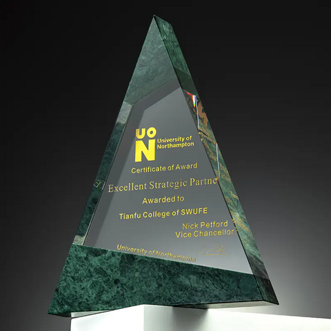 Trofeo de Cristal Personalizado con Diseño Creativo al por Mayor, Trofeo de Cristal Grabado como Regalo Empresarial de Honor