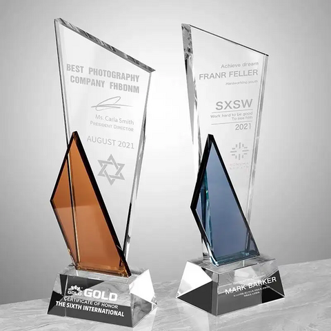Trofeo de Cristal Personalizado con Diseño Creativo al por Mayor, Trofeo de Cristal Grabado como Regalo Empresarial de Honor