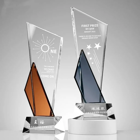 Trofeo de Cristal Personalizado con Diseño Creativo al por Mayor, Trofeo de Cristal Grabado como Regalo Empresarial de Honor
