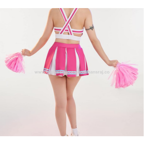 O uniforme de líder de torcida feminino geralmente consiste em uma saia ou shorts, uma blusa e tênis esportivos.