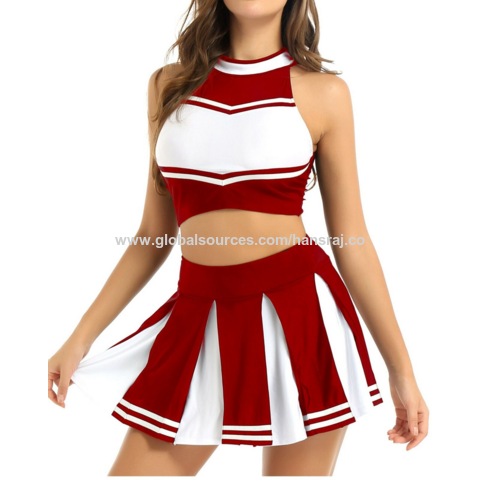 O uniforme de líder de torcida feminino geralmente consiste em uma saia ou shorts, uma blusa e tênis esportivos.