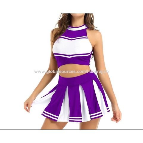 O uniforme de líder de torcida feminino geralmente consiste em uma saia ou shorts, uma blusa e tênis esportivos.