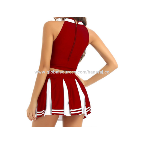 O uniforme de líder de torcida feminino geralmente consiste em uma saia ou shorts, uma blusa e tênis esportivos.