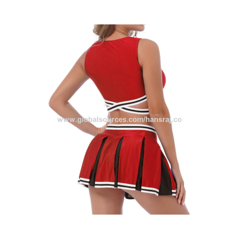 O uniforme de líder de torcida feminino geralmente consiste em uma saia ou shorts, uma blusa e tênis esportivos.