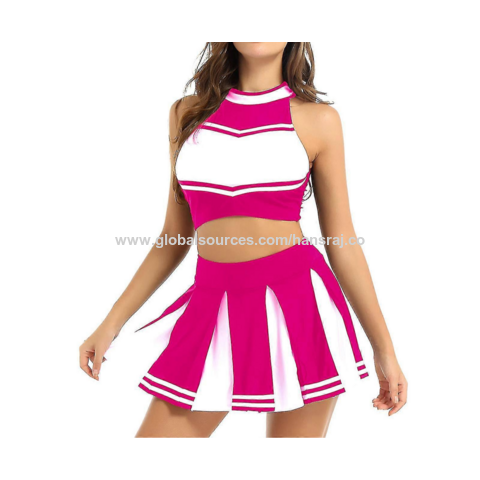 O uniforme de líder de torcida feminino geralmente consiste em uma saia ou shorts, uma blusa e tênis esportivos.