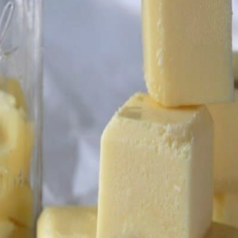 Hydratant pour la peau au suif de bœuf doux, naturel et non parfumé. Suif de bœuf de la meilleure qualité disponible à la vente. Prix réduit.