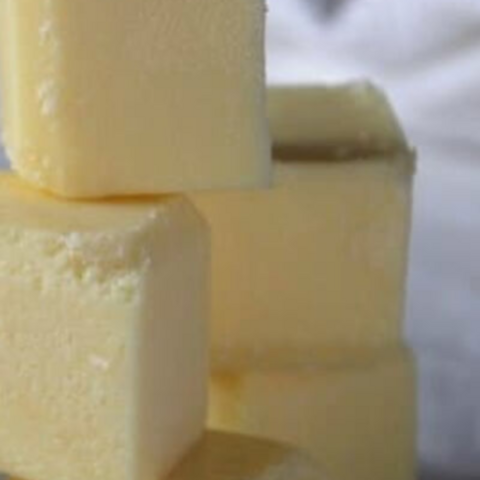 Hydratant pour la peau au suif de bœuf doux, naturel et non parfumé. Suif de bœuf de la meilleure qualité disponible à la vente. Prix réduit.