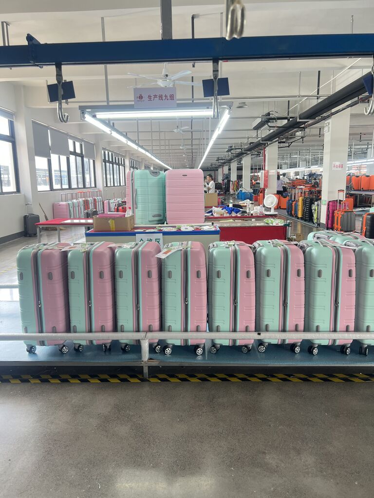 Ultimate Minimalist Traveler Carry-On Packing List 2025