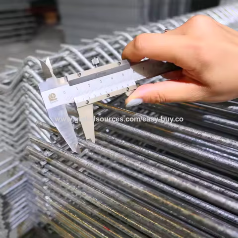 Cercas de malha de aço Gama completa de acessórios para cercas de rede de proteção dobrada triangular, cercas de rede de coluna em forma de pêssego e malha de arame