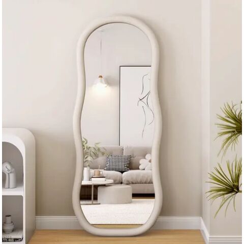 Espejo de pie de cuerpo entero con soporte de acero, diseño ondulado suave de lujo ligero, cubierta de franela, a prueba de explosiones para decoración del hogar