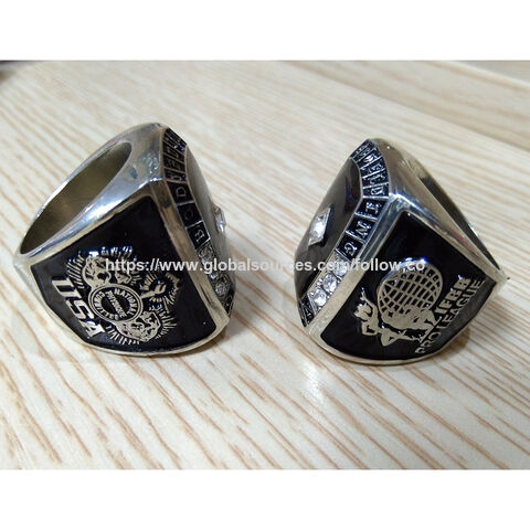 Anillo de aleación de zinc con piedras, diamante y níquel. Bisutería de moda al por mayor.