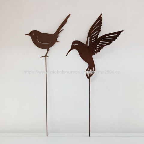 Fabricante de estacas de jardim de metal com pássaros e luzes solares para decoração de pátio e gramado