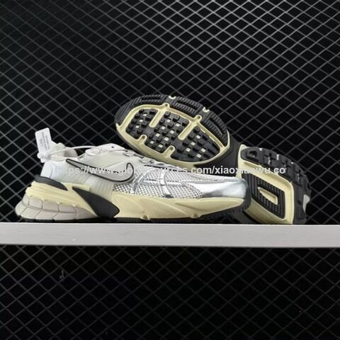 Chaussures Nike V2K Runtekk Summit White Metallic Silver - Vente en gros de la marque Nike directement de l'usine en Chine - Chaussures de sport et de course pour hommes et femmes