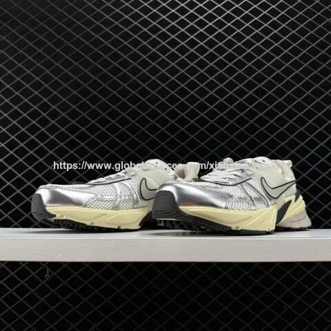 Chaussures Nike V2K Runtekk Summit White Metallic Silver - Vente en gros de la marque Nike directement de l'usine en Chine - Chaussures de sport et de course pour hommes et femmes