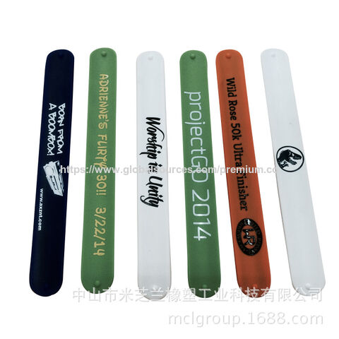 Bracelets promotionnels en silicone personnalisés à bas prix, bracelets à claquer en couleur avec logo personnalisé