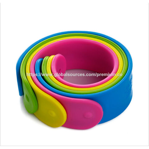 Bracelets promotionnels en silicone personnalisés à bas prix, bracelets à claquer en couleur avec logo personnalisé