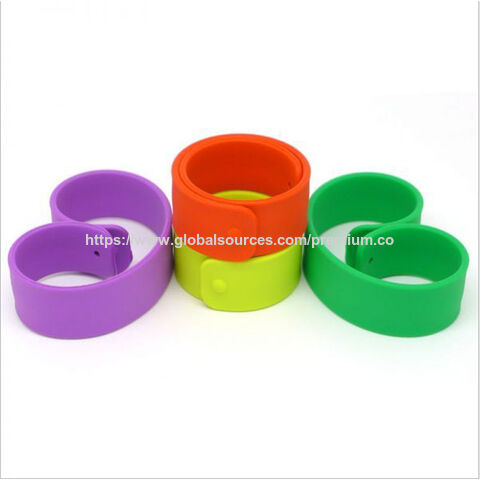 Bracelets promotionnels en silicone personnalisés à bas prix, bracelets à claquer en couleur avec logo personnalisé