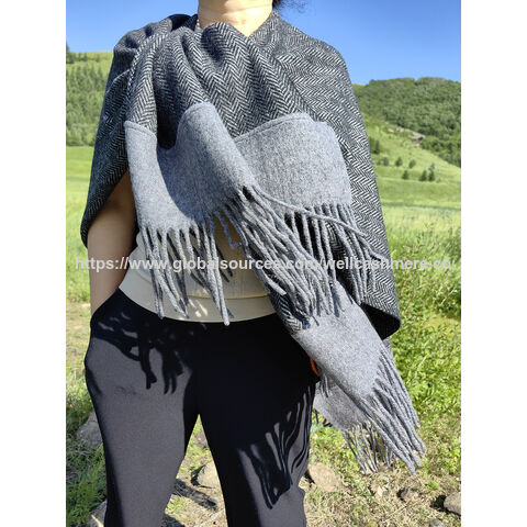 Damenmode Fischgräten-Webponcho mit besonderen Quasten - Damenmode im Großhandel
