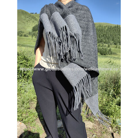Damenmode Fischgräten-Webponcho mit besonderen Quasten - Damenmode im Großhandel
