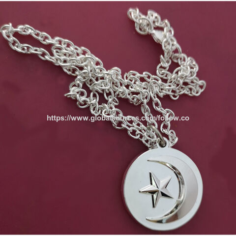 Collar de metal niquelado con adhesivo impreso y epoxi. Personalizable con su logotipo.