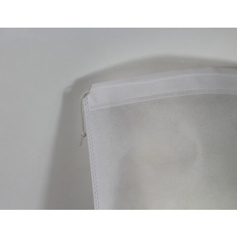 Sacs à vêtements personnalisés en tissu non tissé avec poignées pour l'emballage de vêtements de détail et la promotion de la marque.