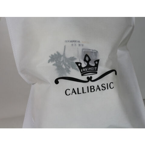 Sacs à vêtements personnalisés en tissu non tissé avec poignées pour l'emballage de vêtements de détail et la promotion de la marque.
