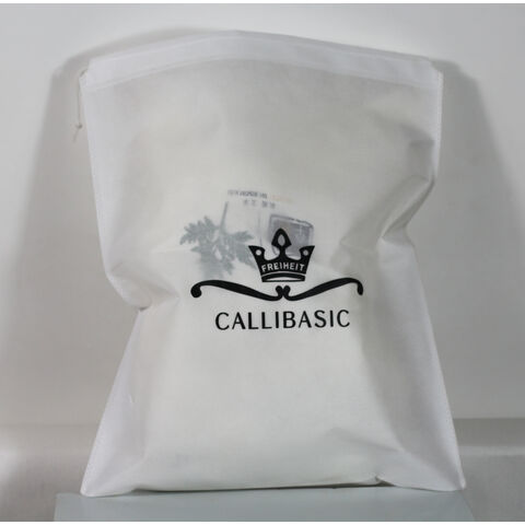 Sacs à vêtements personnalisés en tissu non tissé avec poignées pour l'emballage de vêtements de détail et la promotion de la marque.
