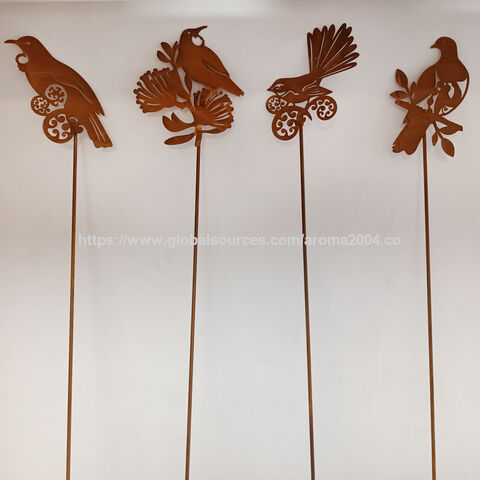 Fabricante de estacas de jardim de metal com pássaros e luzes solares para decoração de pátio e gramado