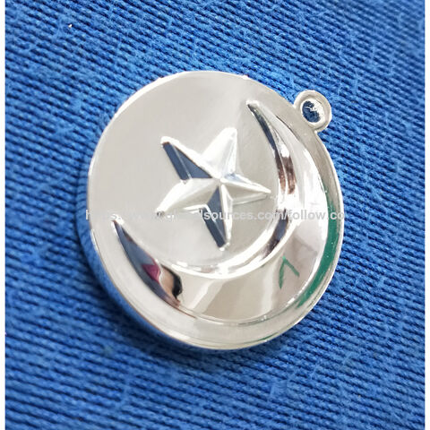 Collar de metal niquelado con adhesivo impreso y epoxi. Personalizable con su logotipo.
