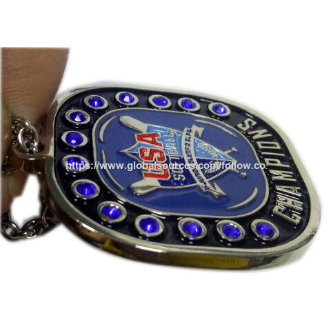 Collar metálico para campeones con piedras azules, colgantes y dijes de níquel.